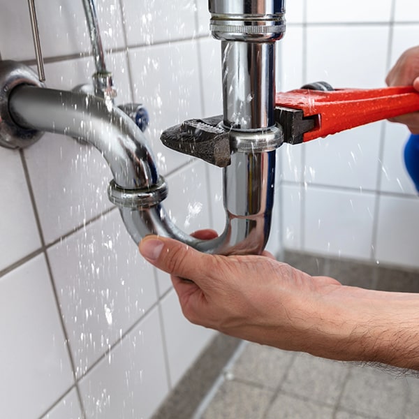 un servicio de plomeros de emergencia atiende emergencias como fugas de agua, tuberías rotas, y desagües obstruidos